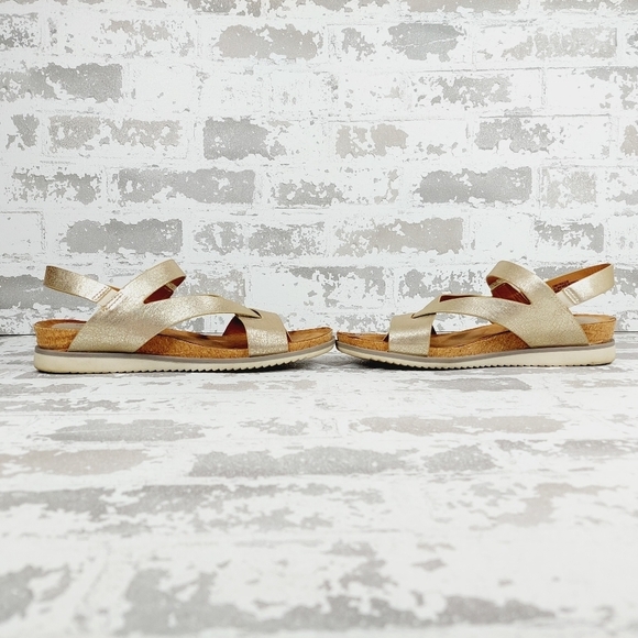 Sofft Metallic Gold Women's Sandals - Picture 7 of 11
